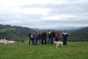 Die Jungzüchtergruppe zu Gast beim Betrieb Maizinger in Himmelberg, sichtlich begeistert von den Tieren und dem herrlichen Ausblick auf die Berge.